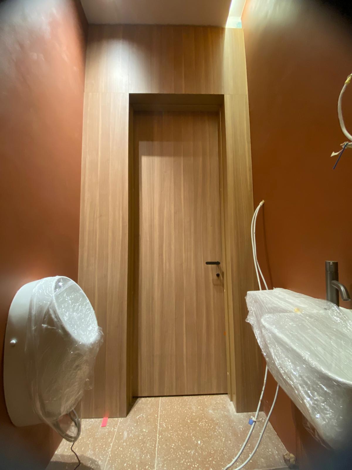Finierētas WC durvis ar paneli